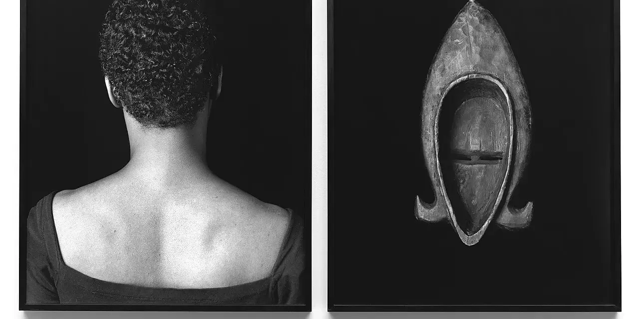 Lorna Simpson, dos portraits en noir et blanc : la nuque d'une femme et un masque africain.