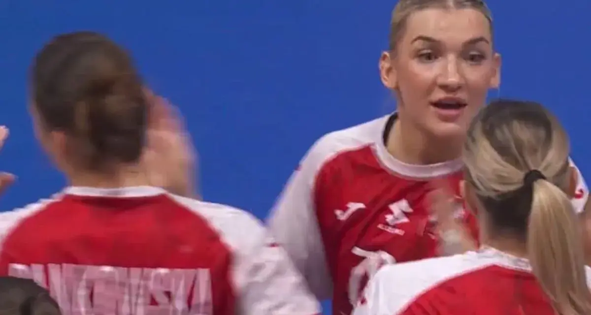 Piłkarki ręczne Polska Argentyna świętują zwycięstwo. Zawodniczki w biało-czerwonych strojach cieszą się z udanej akcji.