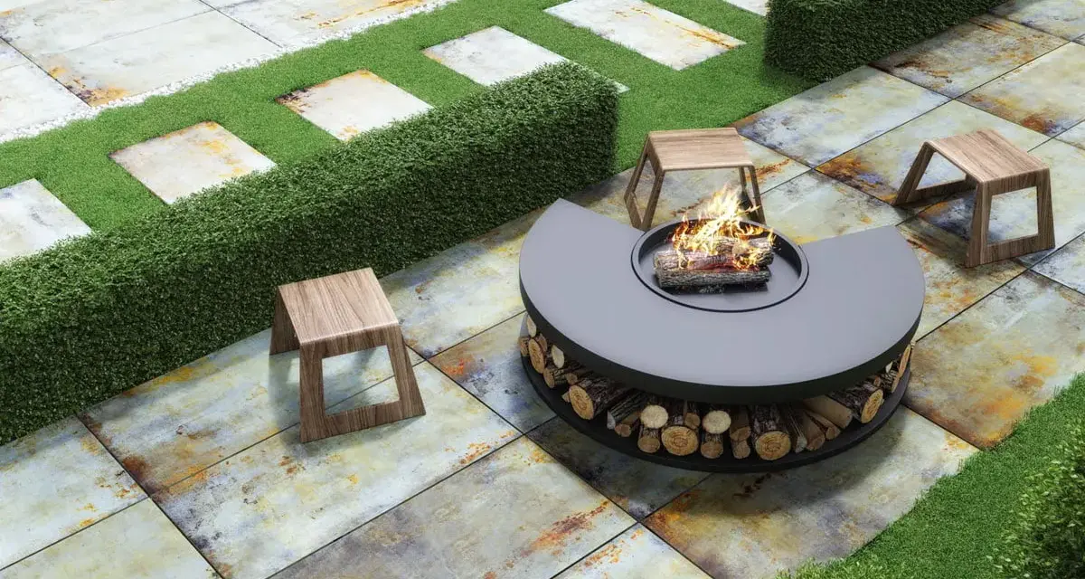 Modernos suelos para patios exteriores con hoguera central, asientos de madera y césped artificial.