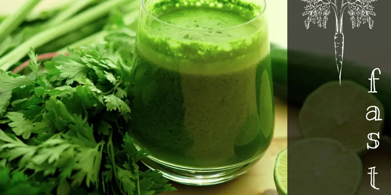 Grönt juiceglas med persilja och lime. Perfekt för dig som vill testa fasta varannan dag och ge kroppen en hälsokick.