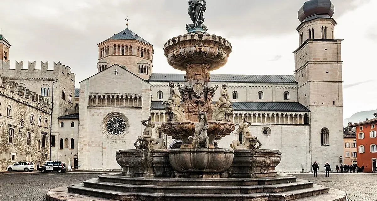 Fontana del Nettuno e Duomo di Trento, un must per chi visita cosa vedere a Trento in un giorno.