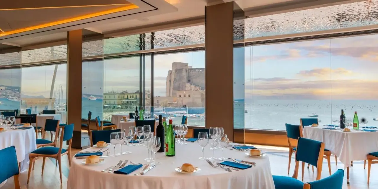Hotel Royal Continental Napoli: Piscina sul tetto e vista mozzafiato