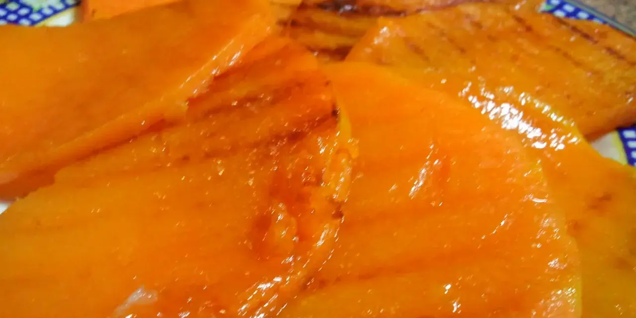 Rebanadas de calabaza a la plancha, doradas y jugosas, con marcas de parrilla.