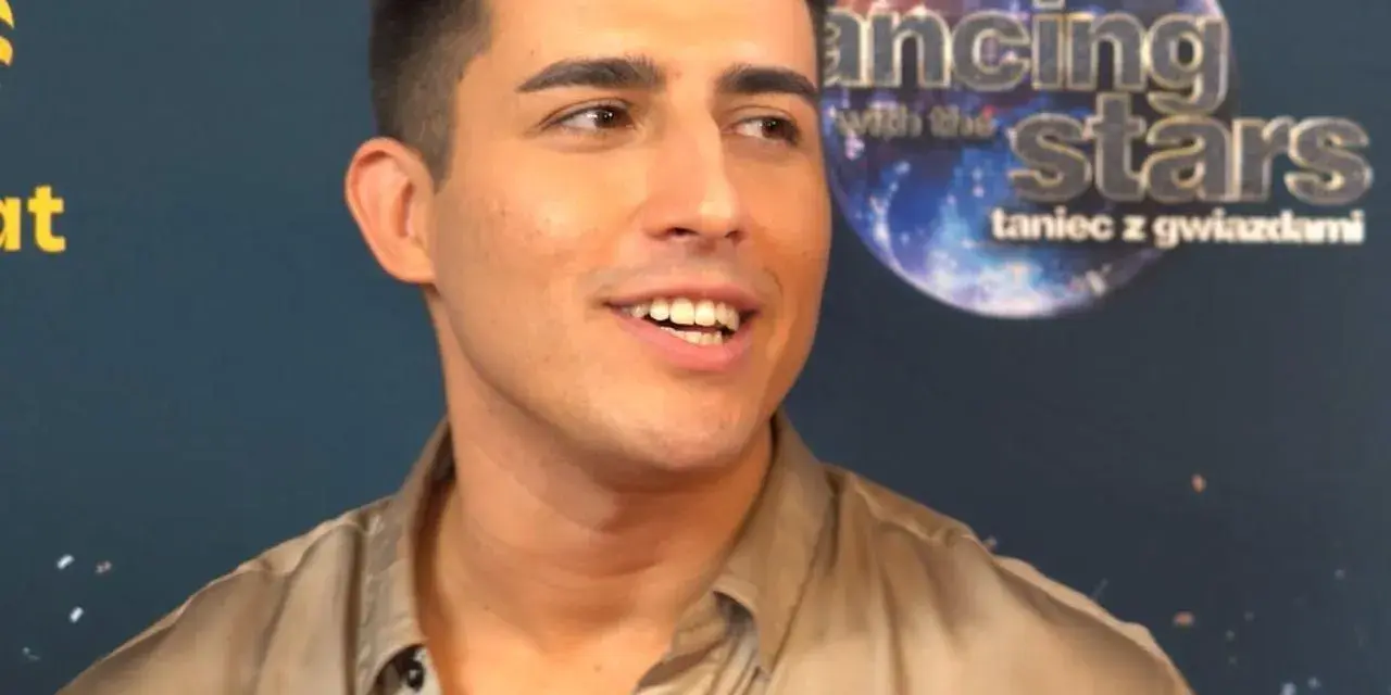 Filip Lato, w letniej stylizacji, udziela wywiadu. W tle logo "Dancing with the Stars".