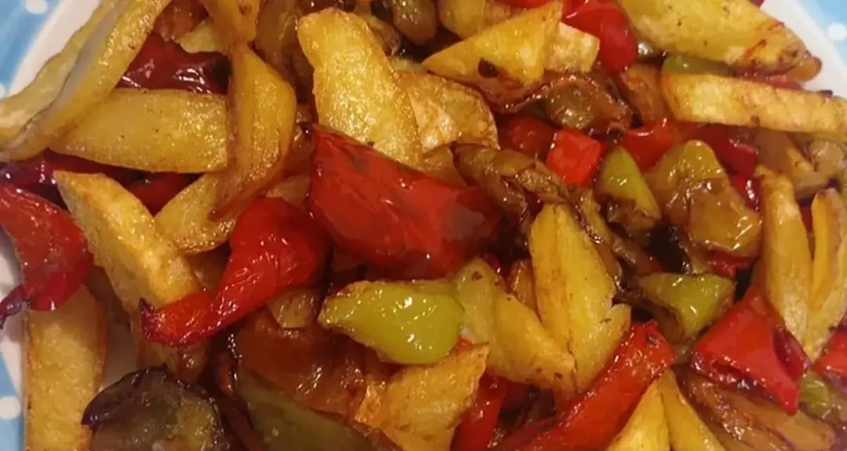 Pipi e patate croccanti e colorate, un contorno saporito e invitante.