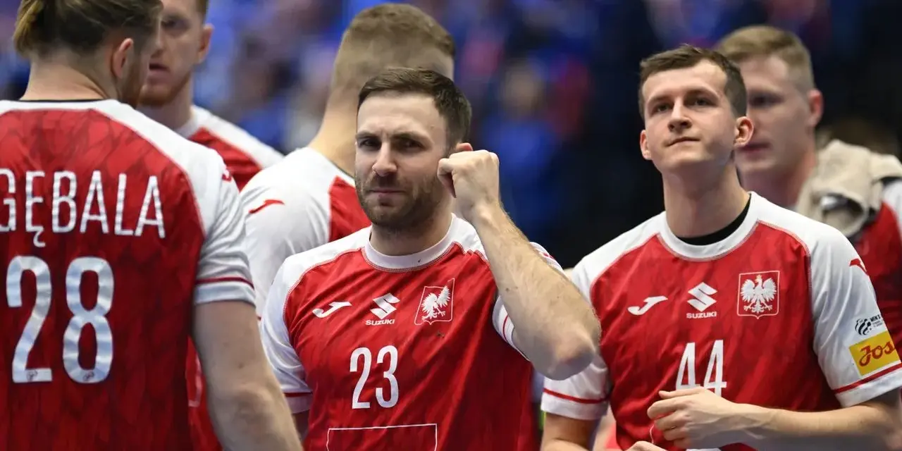 Piłkarze ręczni reprezentacji Polski w czerwonych strojach z orłem na piersi, gotowi do meczu z Włochami.