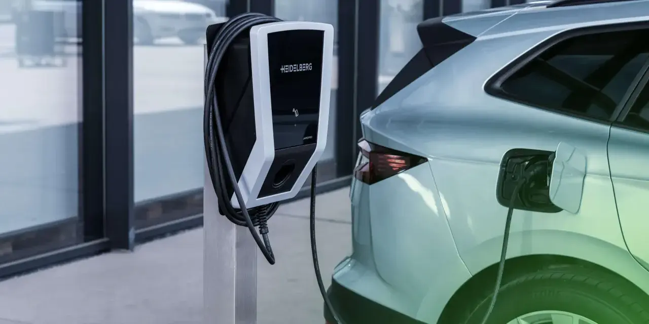 Ładowanie samochodu elektrycznego przy nowoczesnej stacji Heidelberg. Czysta energia dla przyszłości.