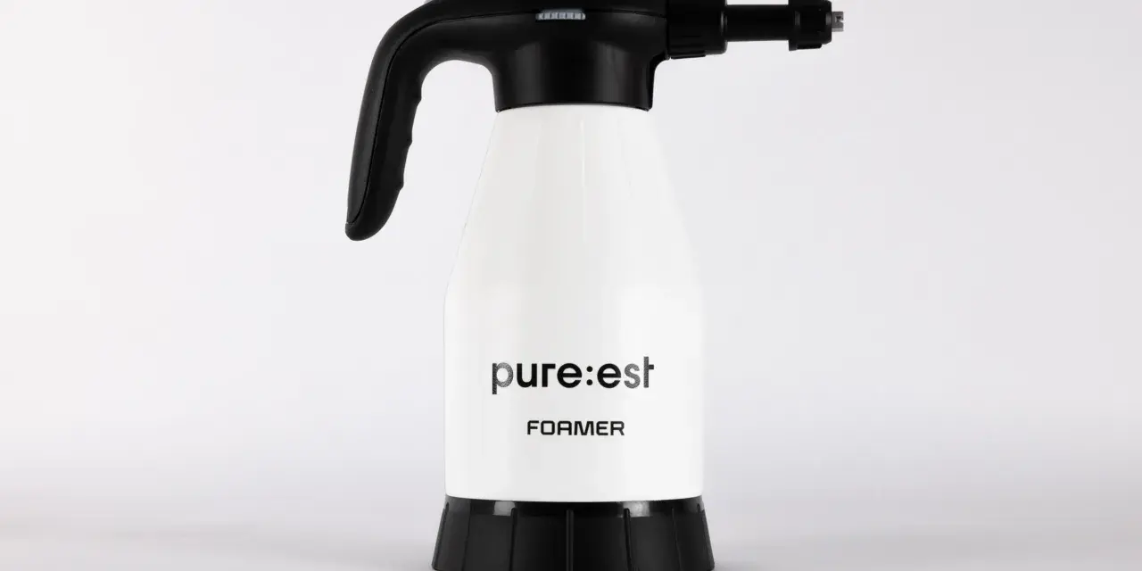 En vit tryckspruta med texten "pure:est FOAMER" på. Den har ett svart handtag och en justerbar munstycke.