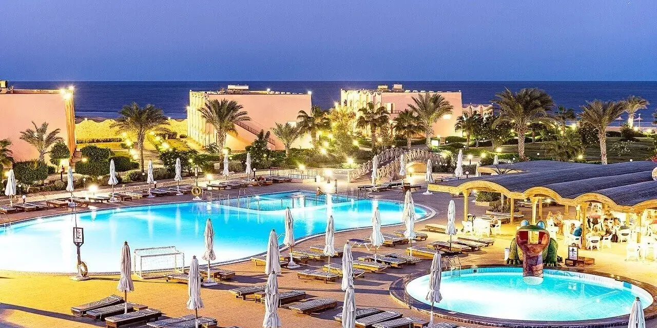 Piękny resort nad morzem, baseny, palmy, idealne miejsce na wakacje. Three corners happy life beach resort opinie potwierdzają jego urok.