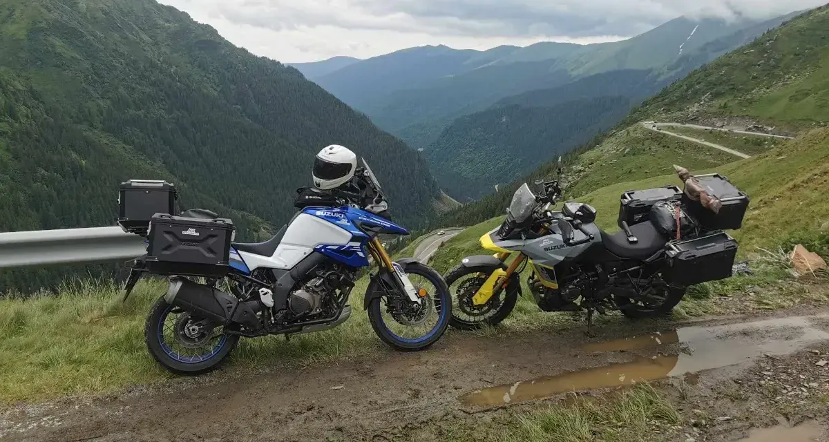 Dwa motocykle turystyczne z kuframi na górskiej drodze w Rumunii. Idealne na wyprawę motocyklem, co zabrać?