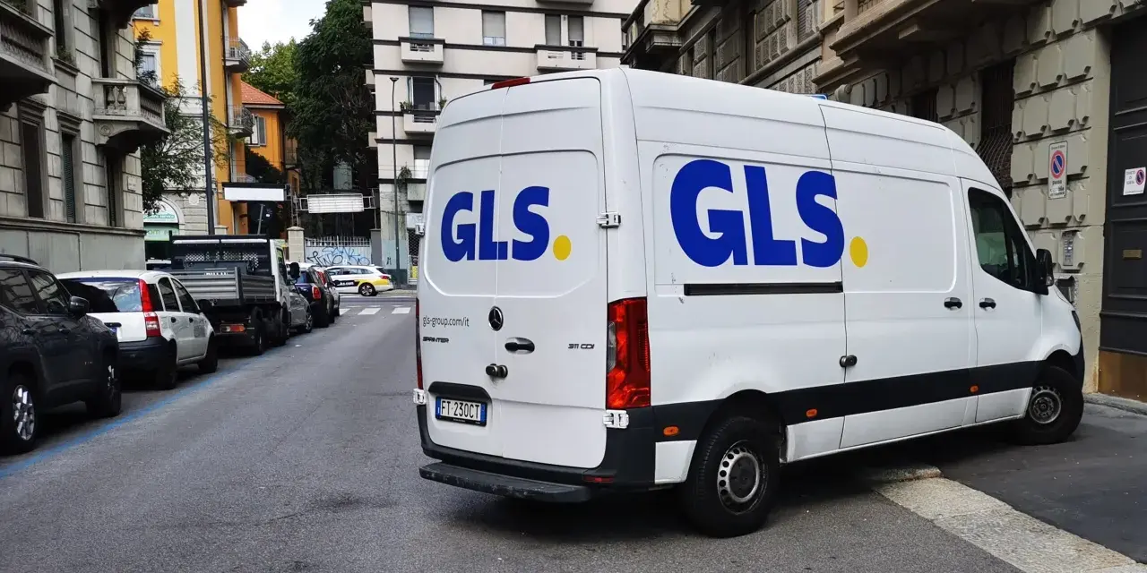 Furgone GLS bianco parcheggiato in strada. Chissà quanto guadagna un corriere per fare consegne in città.