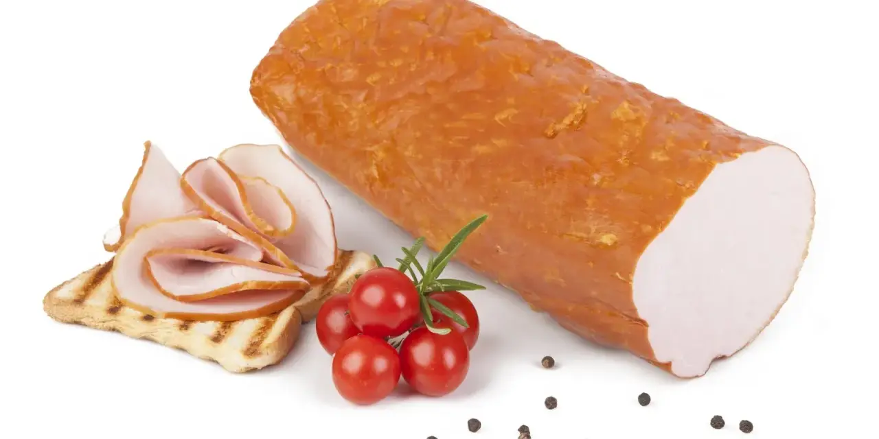 Polędwica sopocka wędzona, pokrojona w plastry na grzance, z pomidorkami koktajlowymi i rozmarynem.