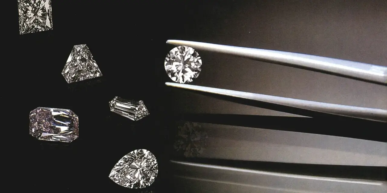 Diverse pietre preziose, tra cui diamanti, brillano su sfondo scuro. Una pinzetta tiene un diamante rotondo, mentre altri, di varie forme, sono disposti intorno.
