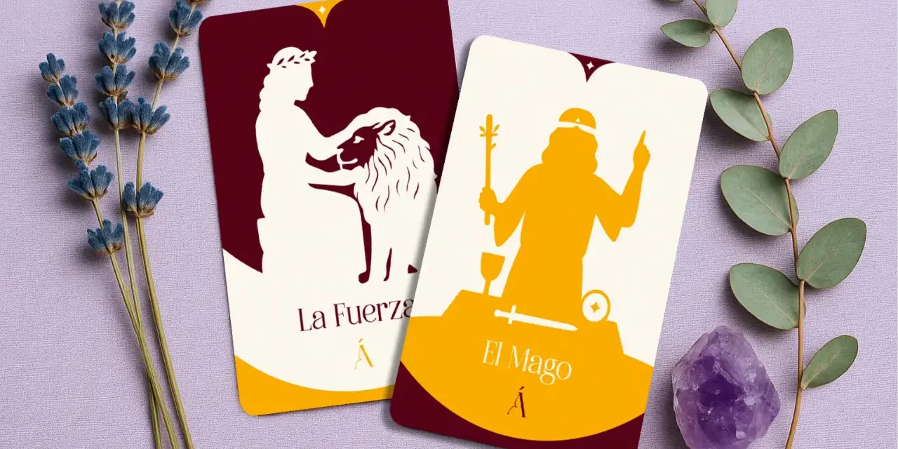 Dos cartas de tarot, "La Fuerza" y "El Mago", junto a lavanda y una amatista, sugieren un camino de autoconocimiento y poder interior.