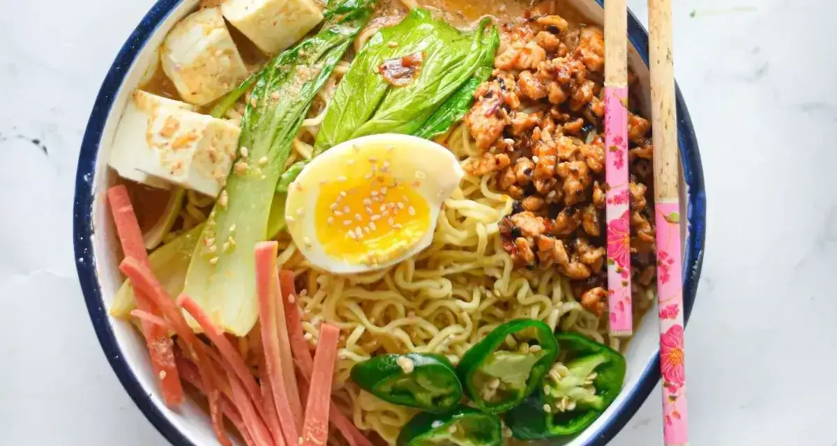 Pyszny przepis na ramen miso: makaron, jajko, tofu, mięso mielone, pak choi i papryczki jalapeno.