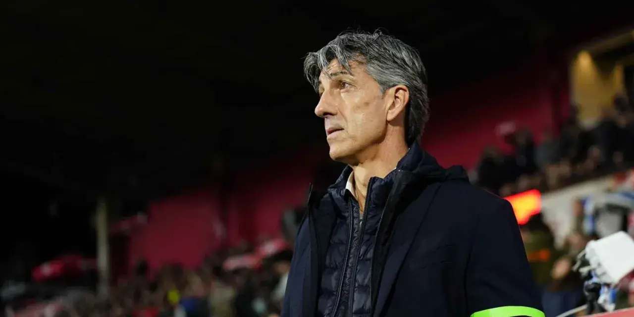 Entrenador de la Real Sociedad, con su mirada fija en el partido. Los sueldos del equipo son un tema importante.