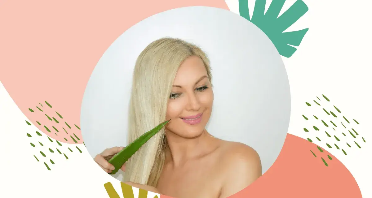 Kobieta z blond włosami dotyka ich liściem aloesu. Naturalna pielęgnacja włosów z aloesem na włosy bez spłukiwania.