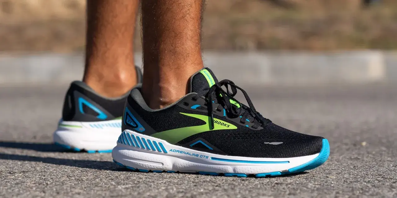 Zapatillas Brooks Adrenaline GTS 23, un calzado bueno para la fascitis plantar por su amortiguación y soporte.