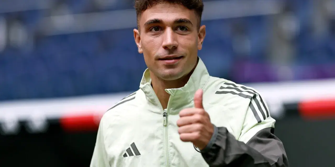 David Jiménez corredor, con una chaqueta deportiva, da el pulgar hacia arriba.