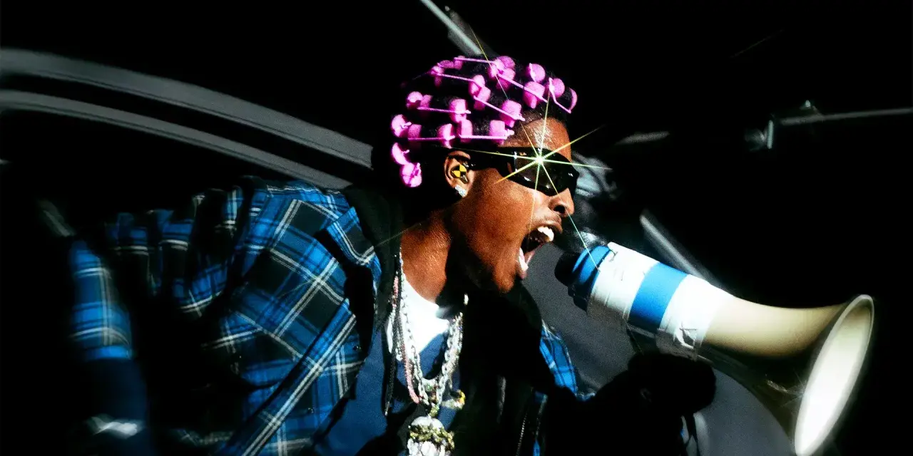 ASAP Rocky z różowymi wałkami na głowie i megafonem zapowiada swój nowy album.