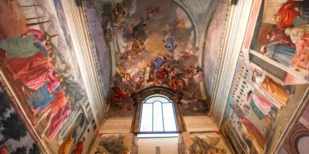 Fresques vibrantes d'une église, évoquant la splendeur de la renaissance histoire avec des scènes célestes et terrestres.