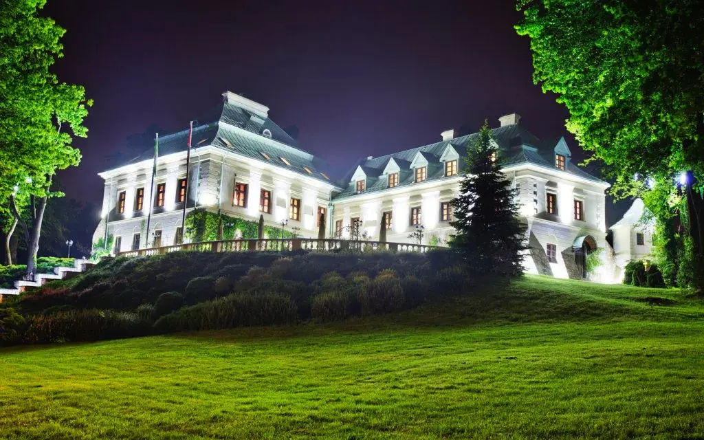 Najpiękniejsze dworki nad Wisłą: Wesele, SPA, weekend. Odkryj!