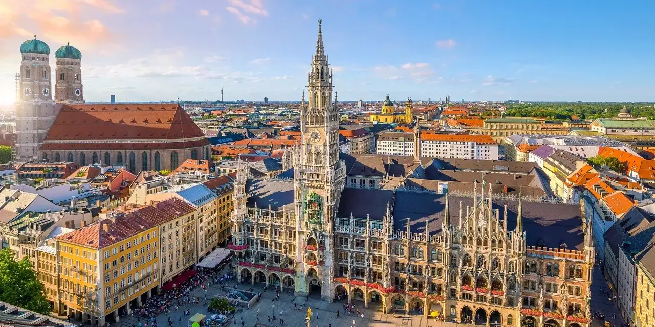 Widok na Marienplatz w Monachium, z Nowym Ratuszem i Frauenkirche. Idealne miejsce, by zacząć zwiedzanie w Monachium.