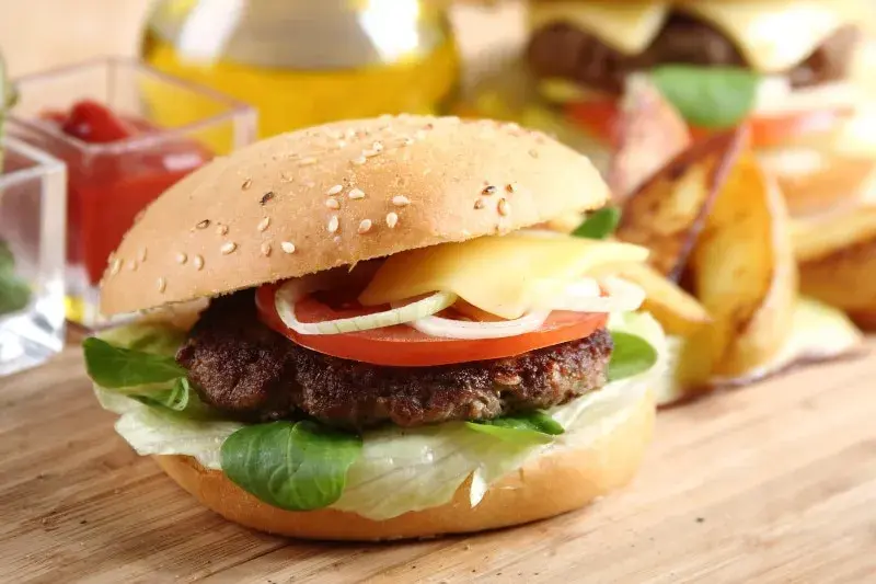 Jak zrobić idealne domowe burgery? Przepis i sekrety mistrza.
