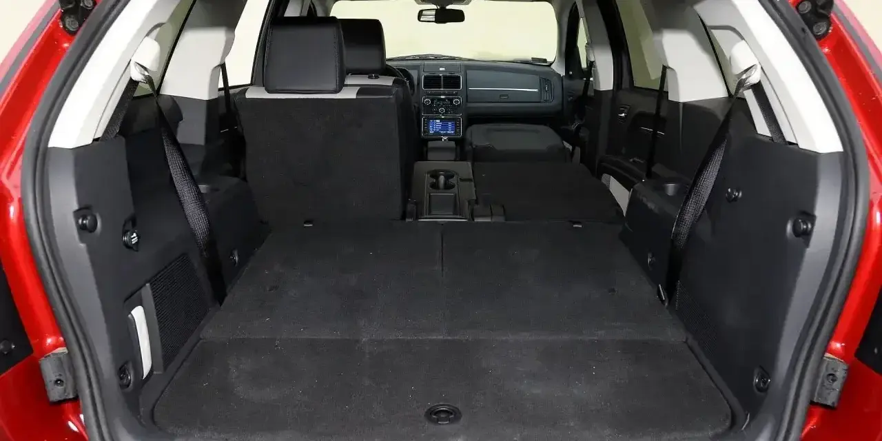 Przestronny bagażnik Dodge Journey, idealny na rodzinne wyjazdy. Wiele miejsca, zgodnie z pozytywnymi dodge journey opinie.