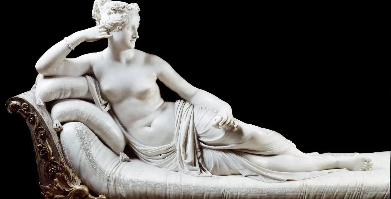 La sculpture de Pauline Bonaparte par Canova, une déesse couchée sur un divan, rayonne de grâce et de beauté intemporelle.
