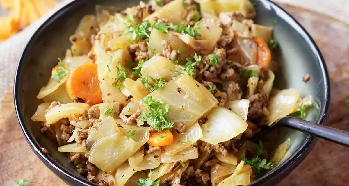 Herzhaftes Spitzkohlgericht mit Hackfleisch und Karotten, garniert mit frischer Petersilie. Ein deftiges Essen, das gut schmeckt.