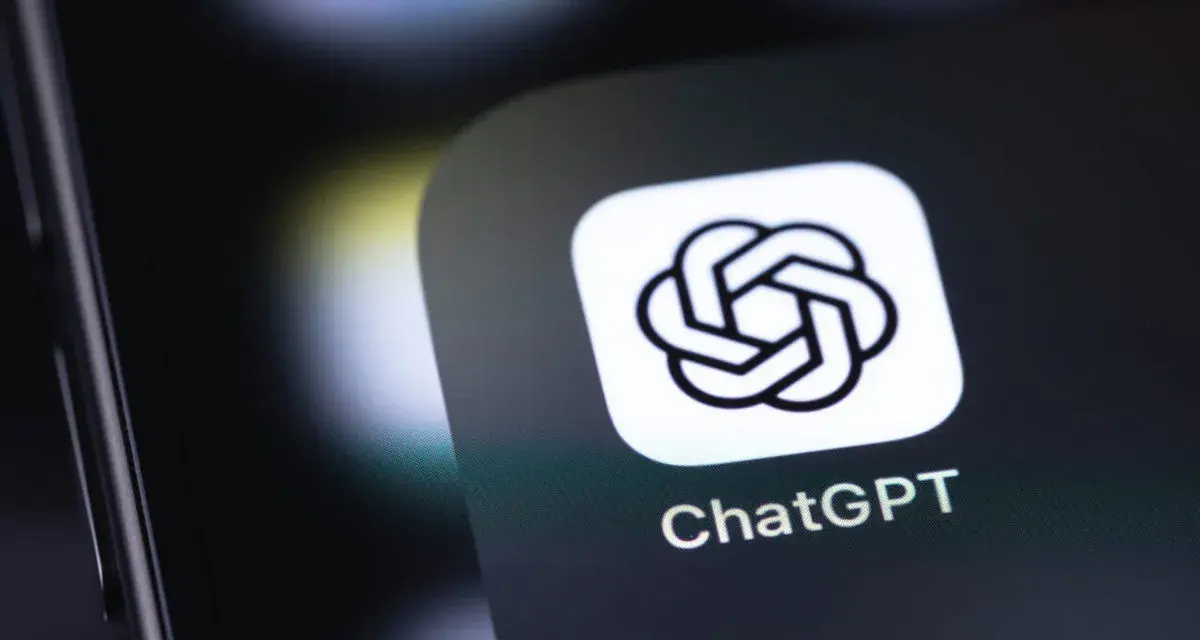 Ikona aplikacji ChatGPT na ekranie telefonu. Odkryj możliwości darmowego chat gpt i twórz niesamowite treści.
