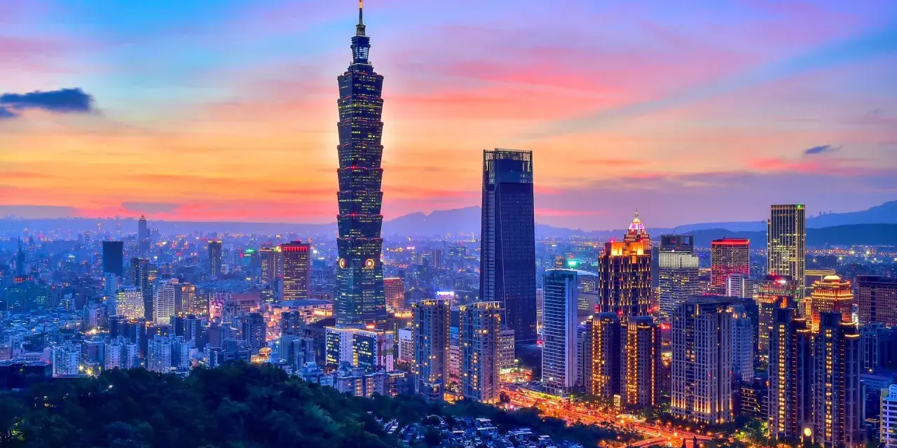 Wieczorny widok na Taipei 101 i inne drapacze chmur, stolica Tajwanu, rozświetlone w blasku zachodzącego słońca.