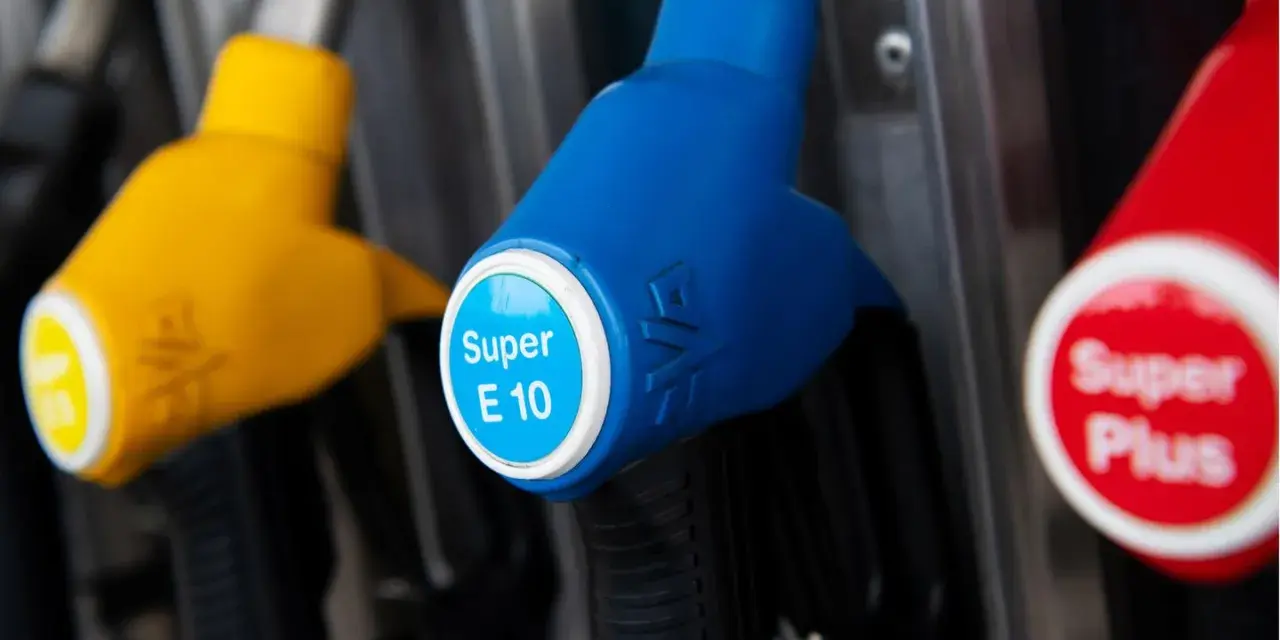 Zapfen für Super E10, einen Benzinmix mit Ethanol, und Super Plus an einer Tankstelle.