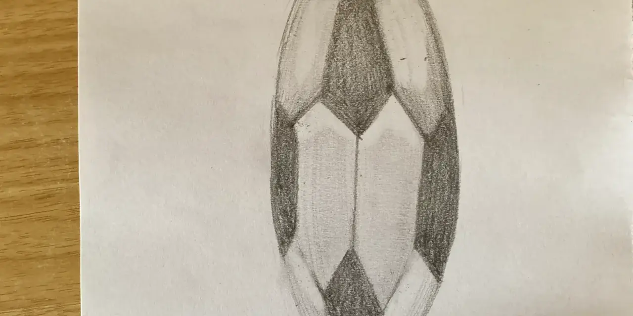 Un dessin au crayon d'une forme ovale facettée, un trompe l'oeil qui donne l'illusion d'une pierre précieuse.