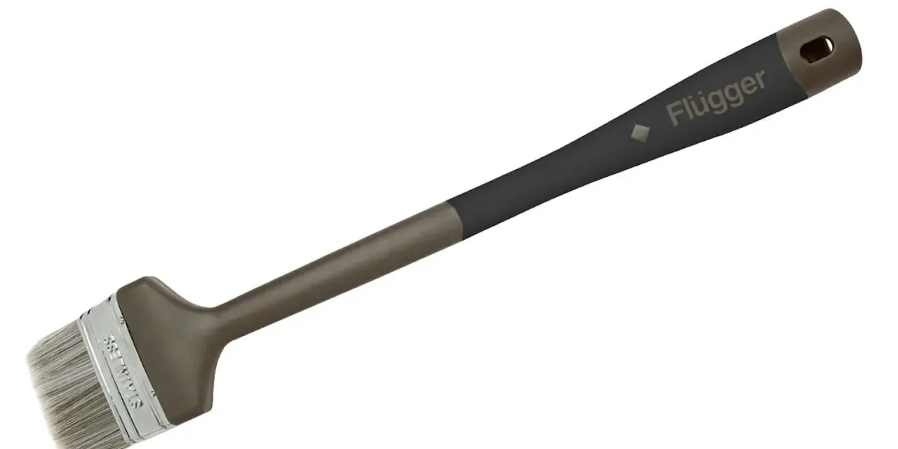 En Flügger-pensel med långt, ergonomiskt handtag för precisionsmålning.
