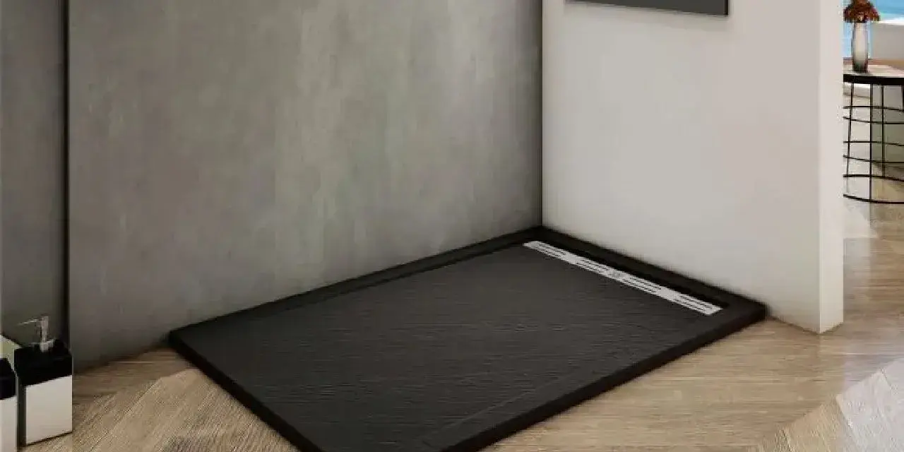Receveur de douche noir, texture ardoise. Quelle matière choisir pour un style moderne et durable ?