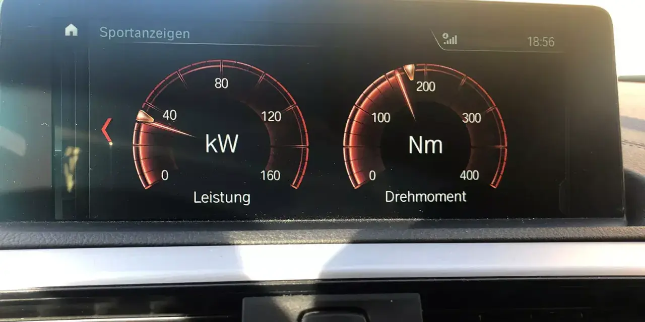 Sportanzeigen im Auto zeigen Leistung (kW) und Drehmoment (Nm). Das Drehmoment ist bei etwa 150 Nm.