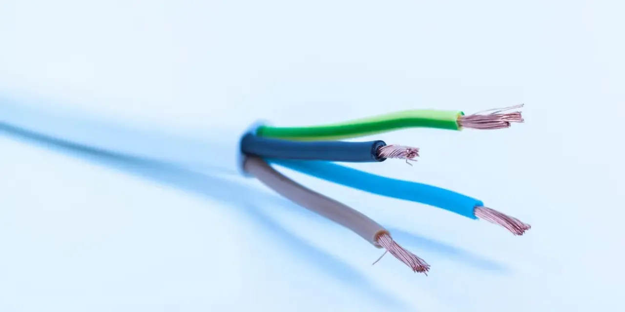 Jaki przewód do oświetlenia wybrać, aby uniknąć problemów z instalacją?