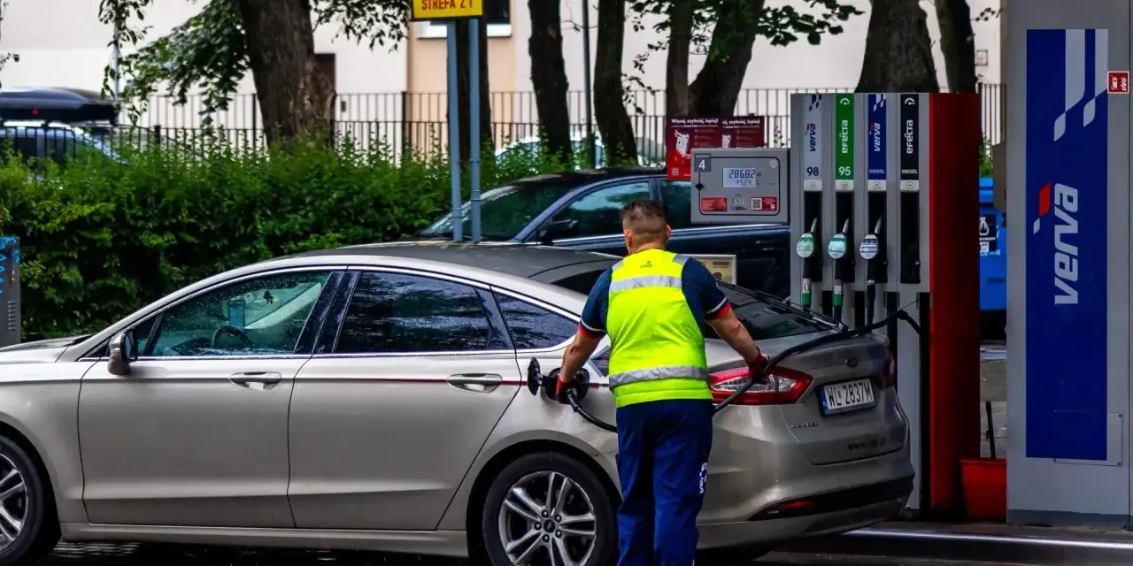 Pracownik stacji paliw tankuje samochód. Rosnące ceny paliwa to problem, który dotyka każdego kierowcę.