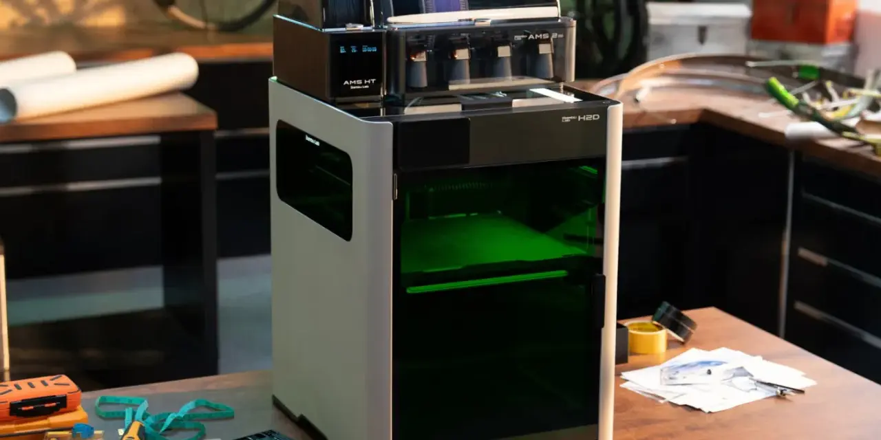 Nowoczesna drukarka 3D Bambu Lab H2D z systemem AMS HT, gotowa do tworzenia innowacyjnych projektów.