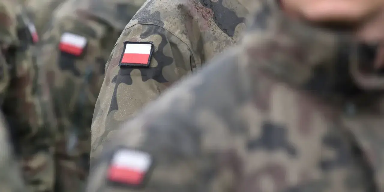 Żołnierze w mundurach moro z polskimi flagami na ramionach, gotowi do służby lub po latach zasłużonej emerytury wojskowej.