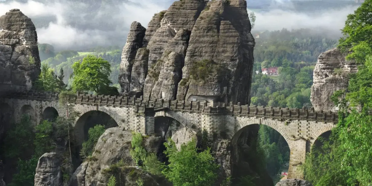Kamienny most Bastei w Saksońskiej Szwajcarii, gdzie można poczuć się jak w egzotycznych miejscach w Polsce.