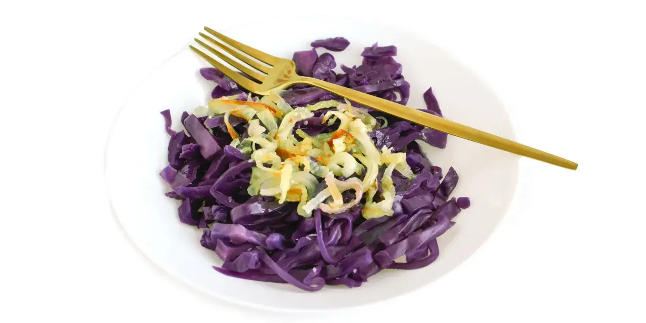 Lombarda rehogada con cebolla crujiente, lista para disfrutar. Una opción saludable y deliciosa para tus recetas de lombarda rehogada.