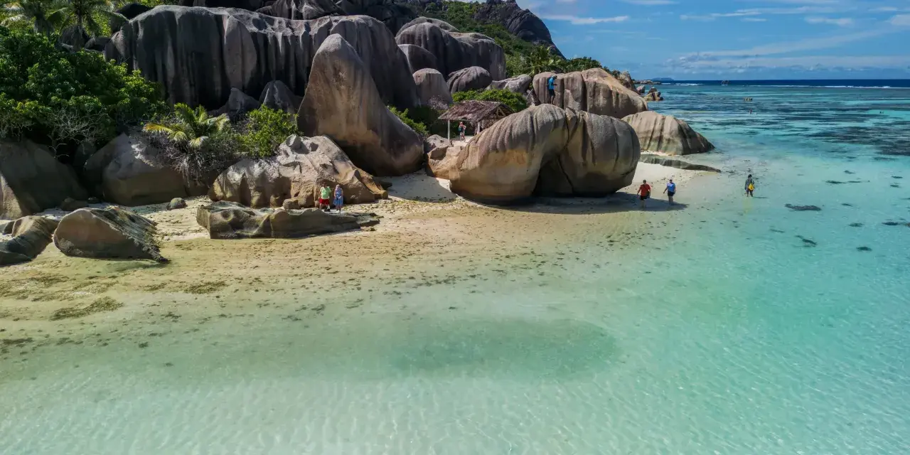 Plaża Anse Source d'Argent na Seszelach z granitowymi głazami i turkusową wodą.
