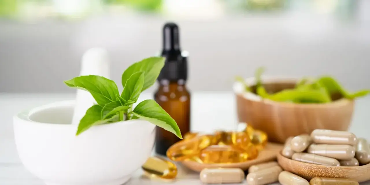 Naturalne suplementy, w tym ashwagandha, wymagają wiedzy, z czym nie łączyć, by uniknąć interakcji. Na zdjęciu zioła, kapsułki i olejki.
