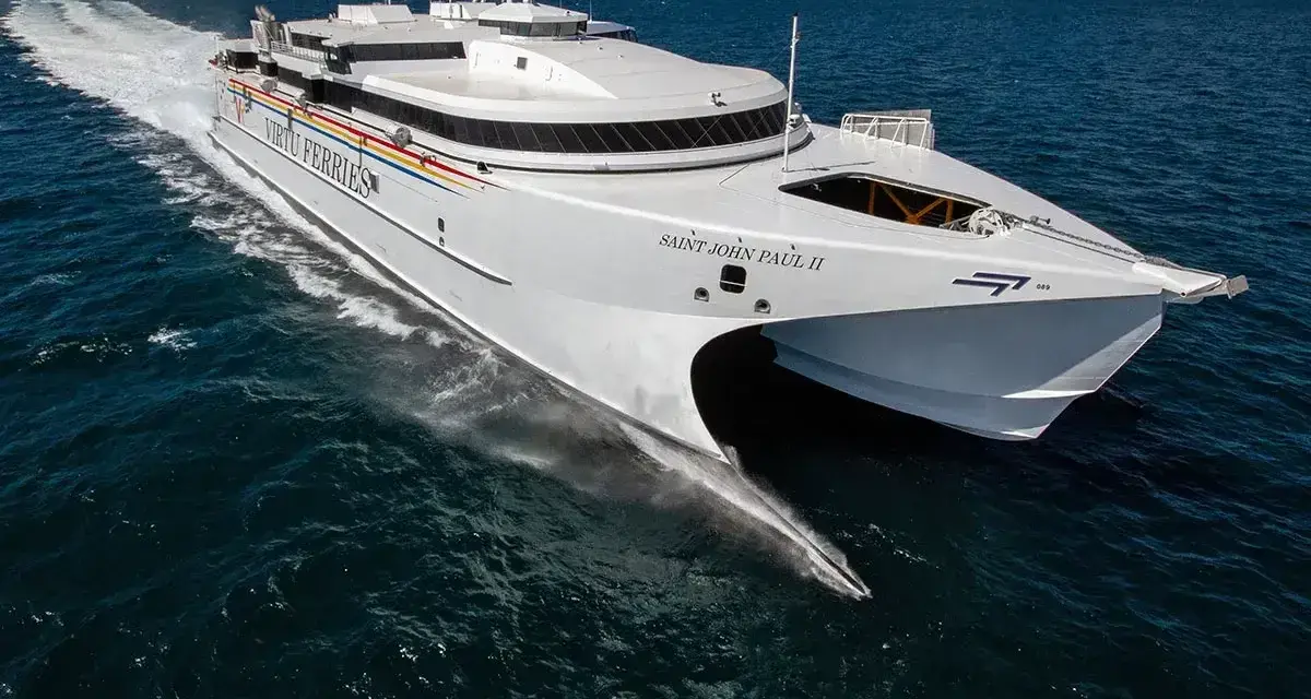 Szybki prom "Saint John Paul II" Virtu Ferries przecina fale. Wyobraź sobie podróż z Puli do Wenecji tym nowoczesnym statkiem.