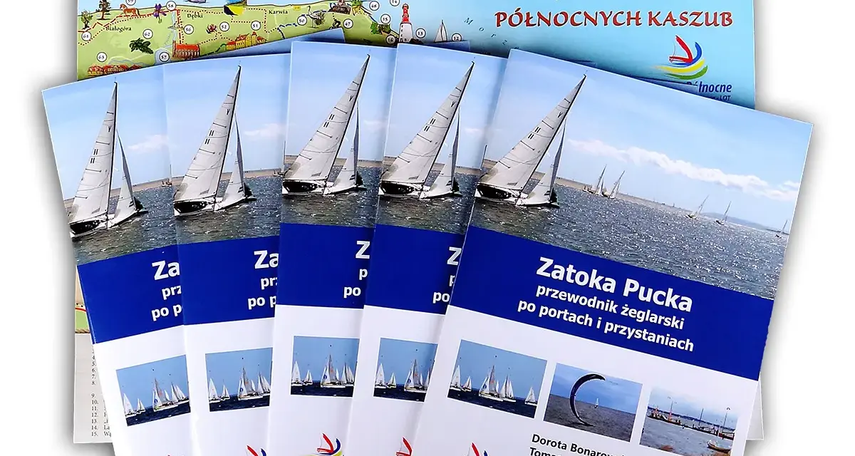 Przewodnik "Zatoka Pucka" z żaglówkami na okładce i mapą atrakcji Północnych Kaszub.
