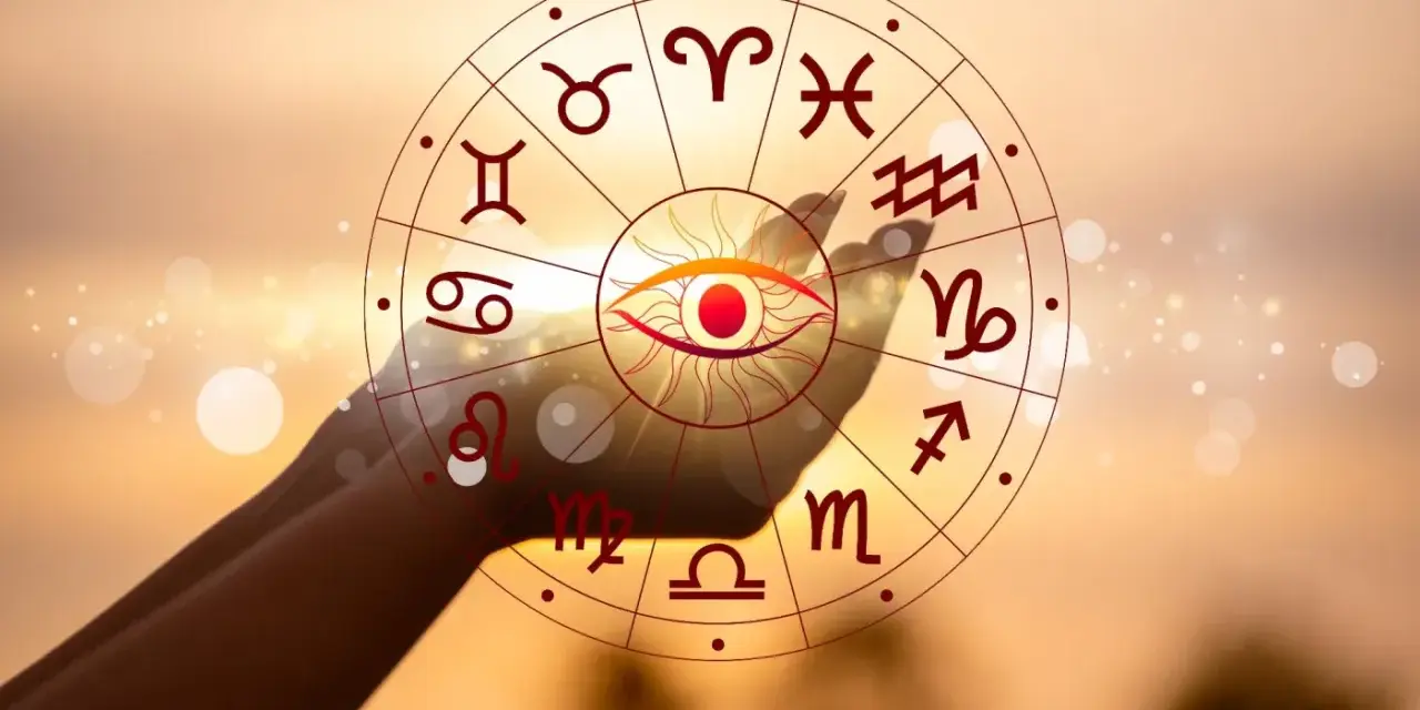 Oko opatrzności w centrum koła zodiaku, z symbolem Koziorożca widocznym na tle zachodzącego słońca. Twój horoskop dzienny czeka!