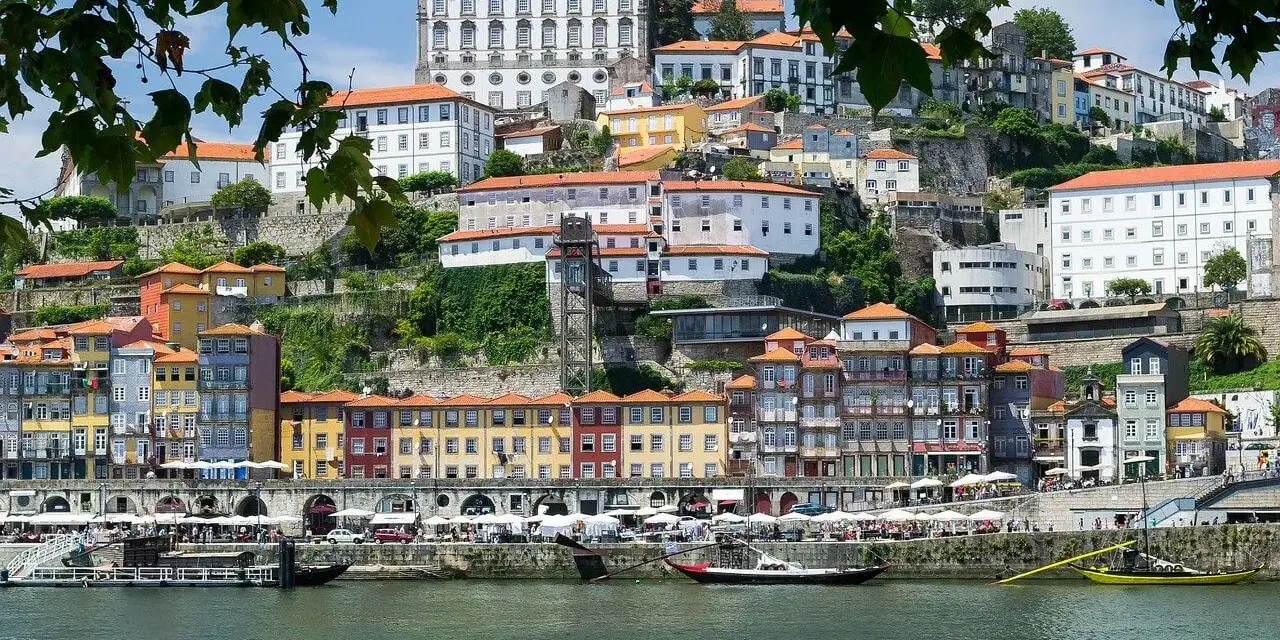 Porto kwiecień: kolorowe kamienice nad rzeką Douro, słoneczna pogoda sprzyja spacerom po nabrzeżu.